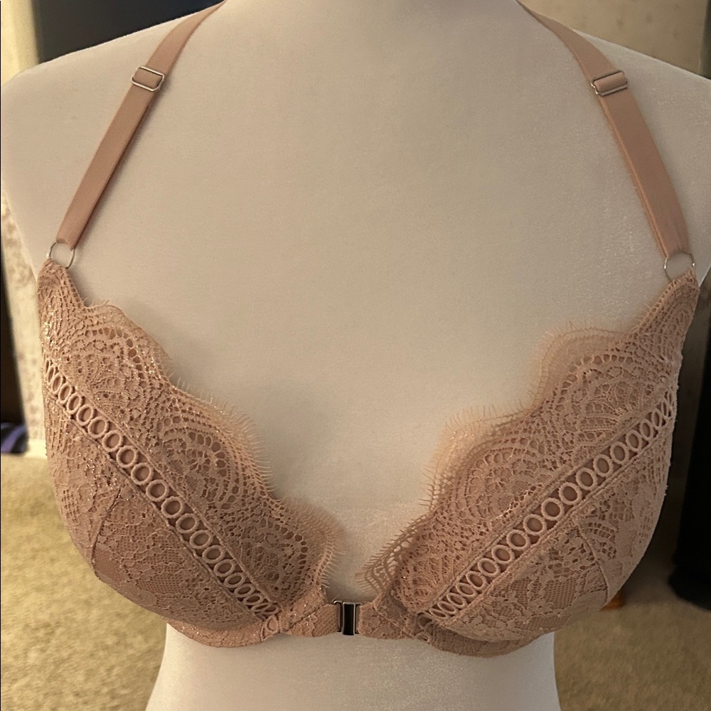 Victoria's Secret Lace Front-Closure Bra in Nude Blush - Picture 4 of 8